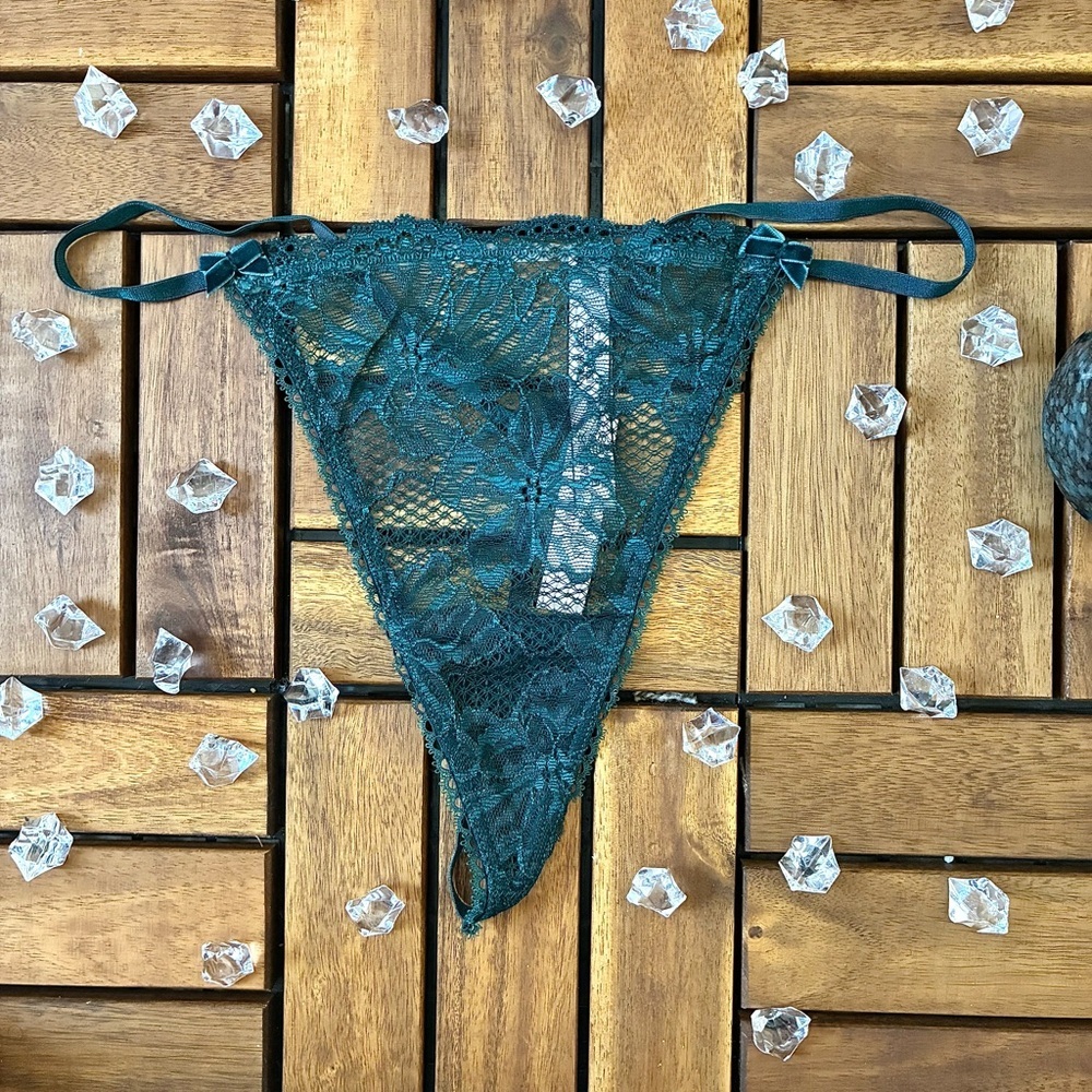 Victoria’s Secret Lace Floral V-String